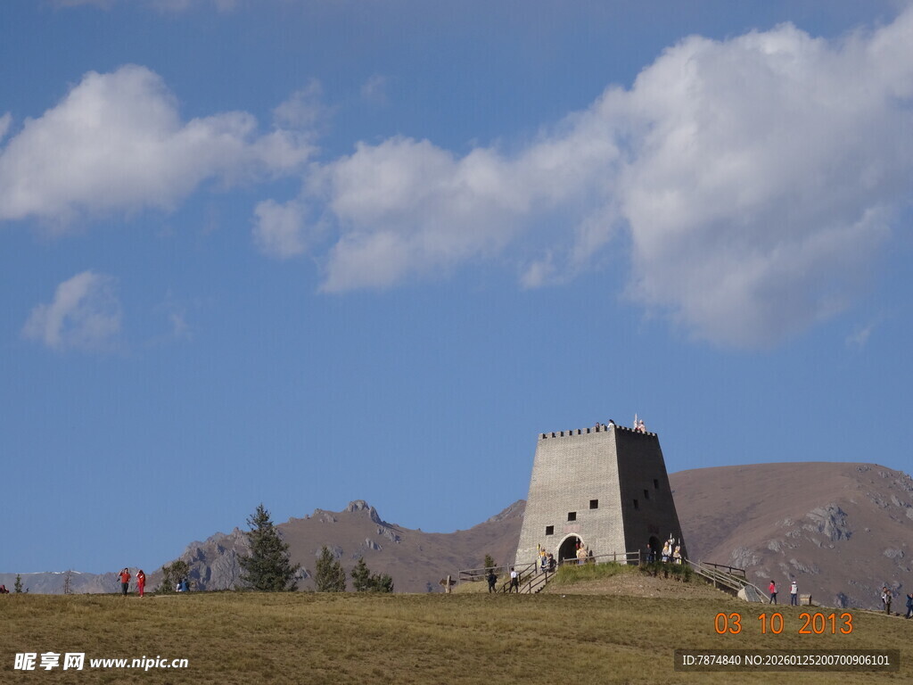 草原上的古老石建筑