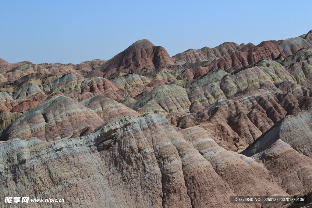 七彩斑斓的丹霞地貌景观