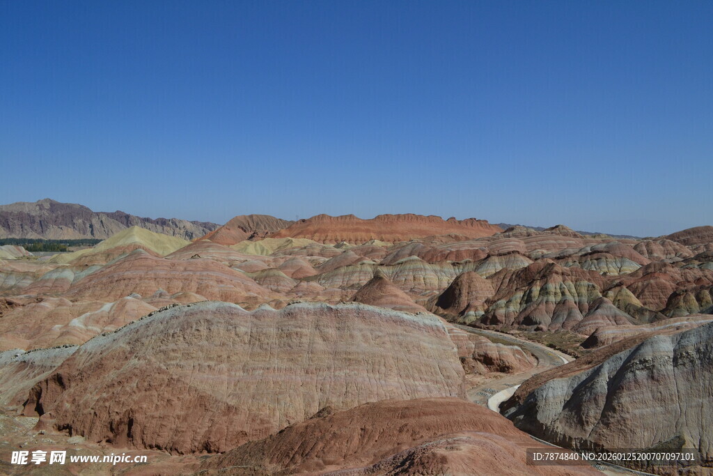 五彩斑斓的壮丽丹霞地貌