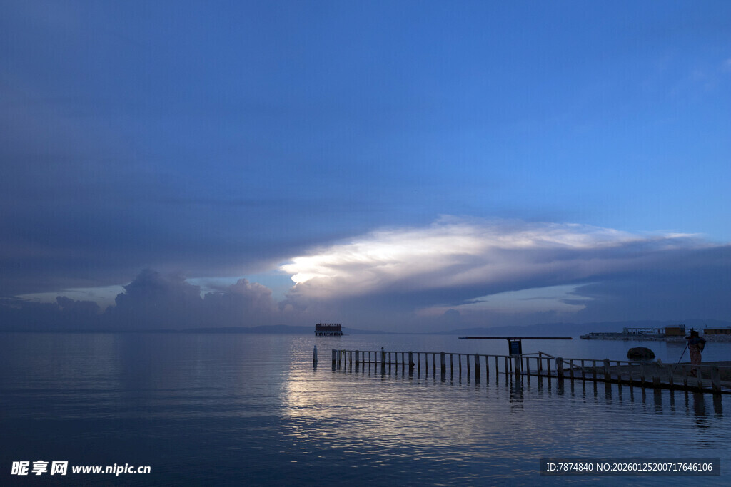 海边暮色中的长栈桥