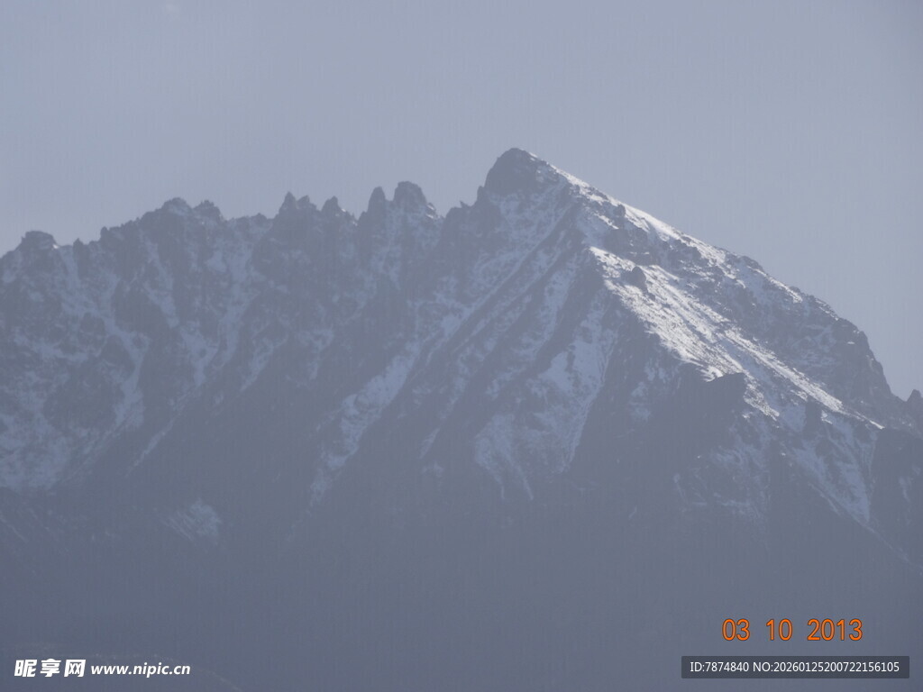 巍峨雪山壮丽景致