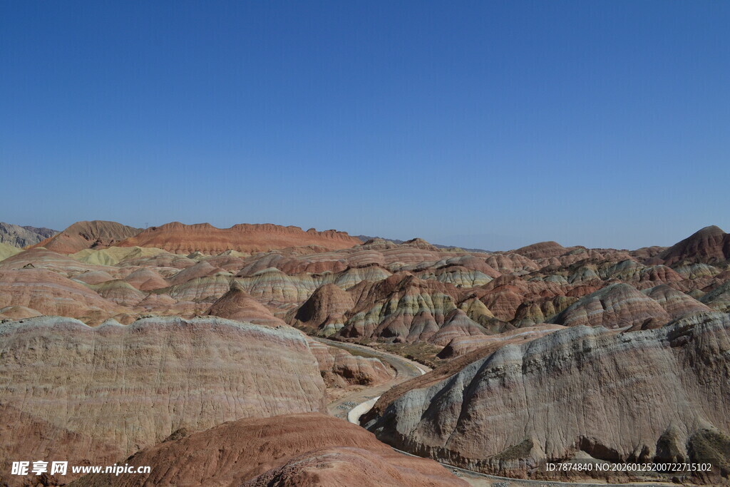 七彩丹霞地貌壮丽景观