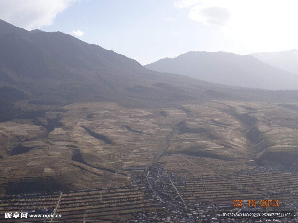 山间开阔地貌风景图