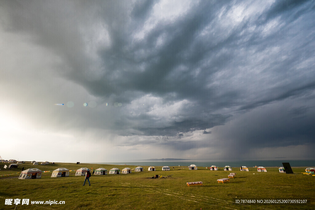 草原上的乌云与草垛景观