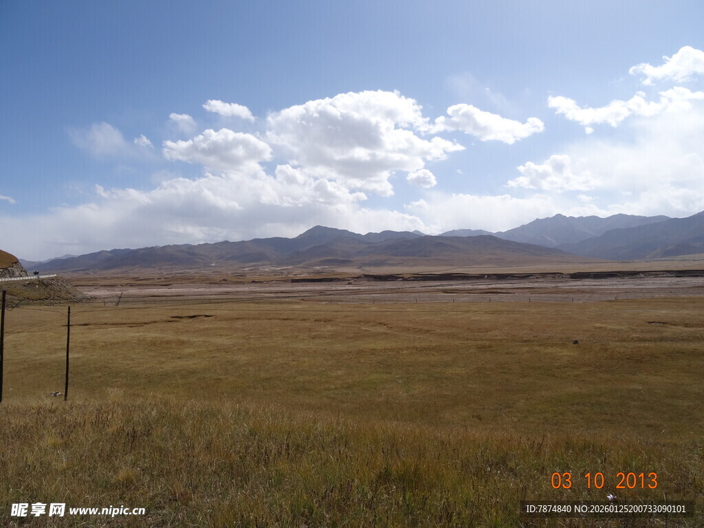 广袤草原与远处山峦风景