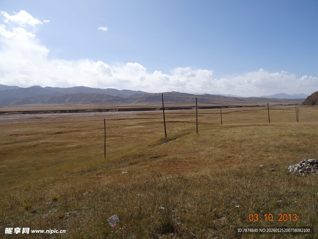 草原围栏与远处山峦风景