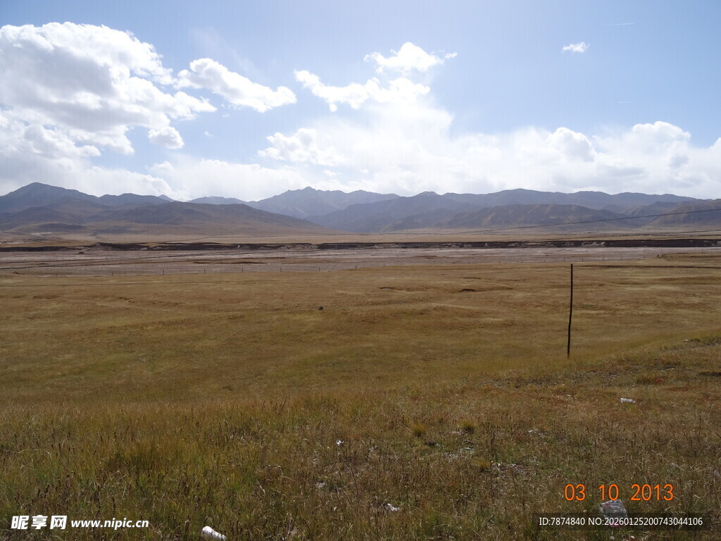 广袤草原与远处山峦景色