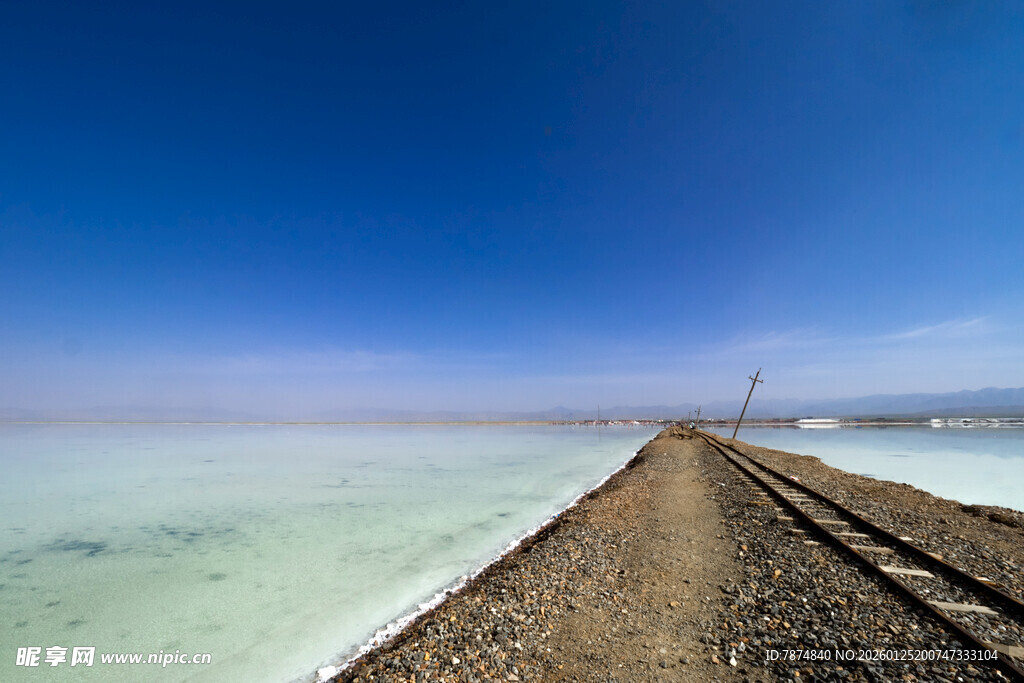 盐湖铁轨延伸至天际
