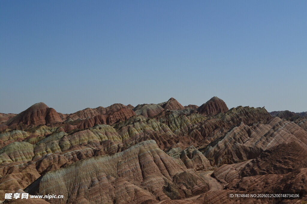 七彩斑斓的丹霞地貌景观