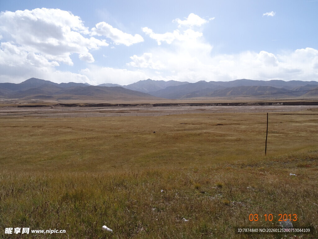 广袤草原与远处山峦风光