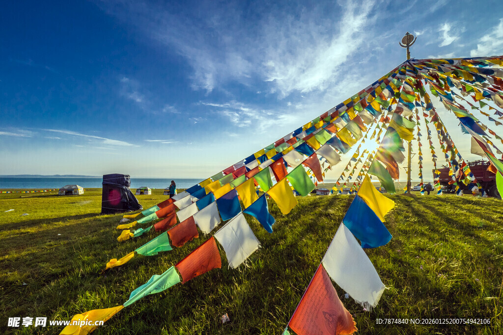 草原上的五彩经幡飘扬