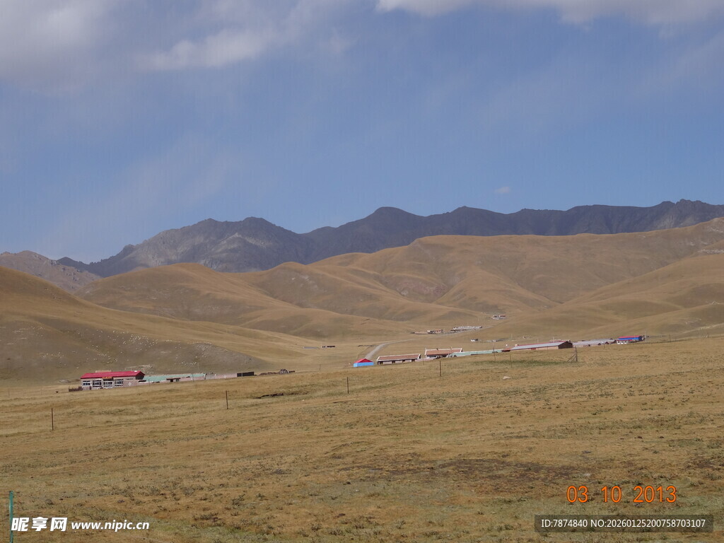 广袤草原与远处山峦景观