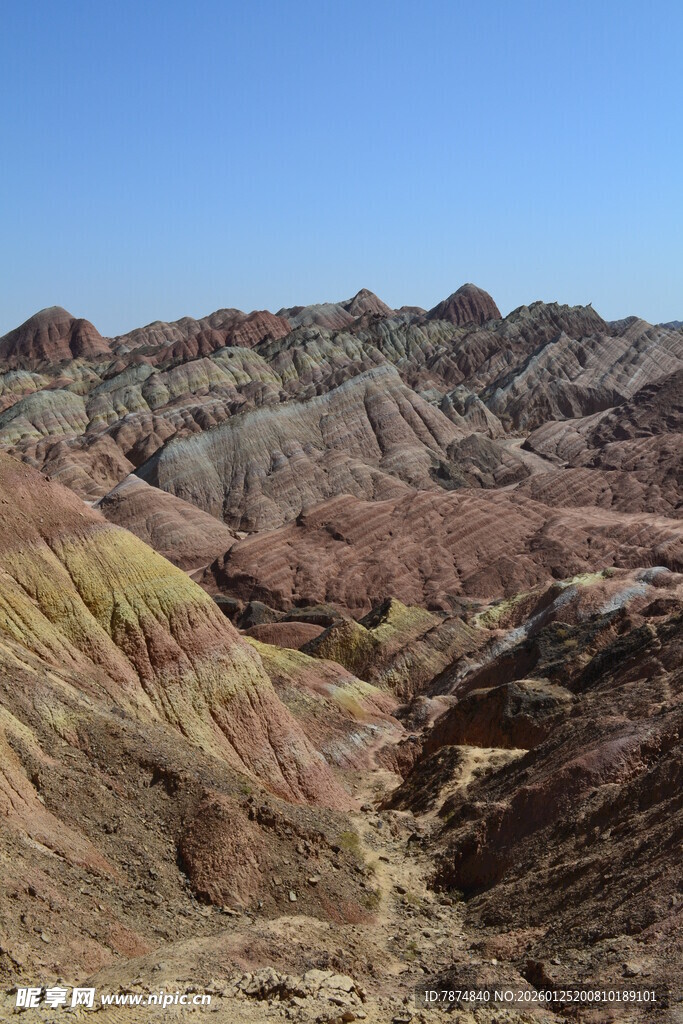 七彩斑斓的丹霞地貌景观