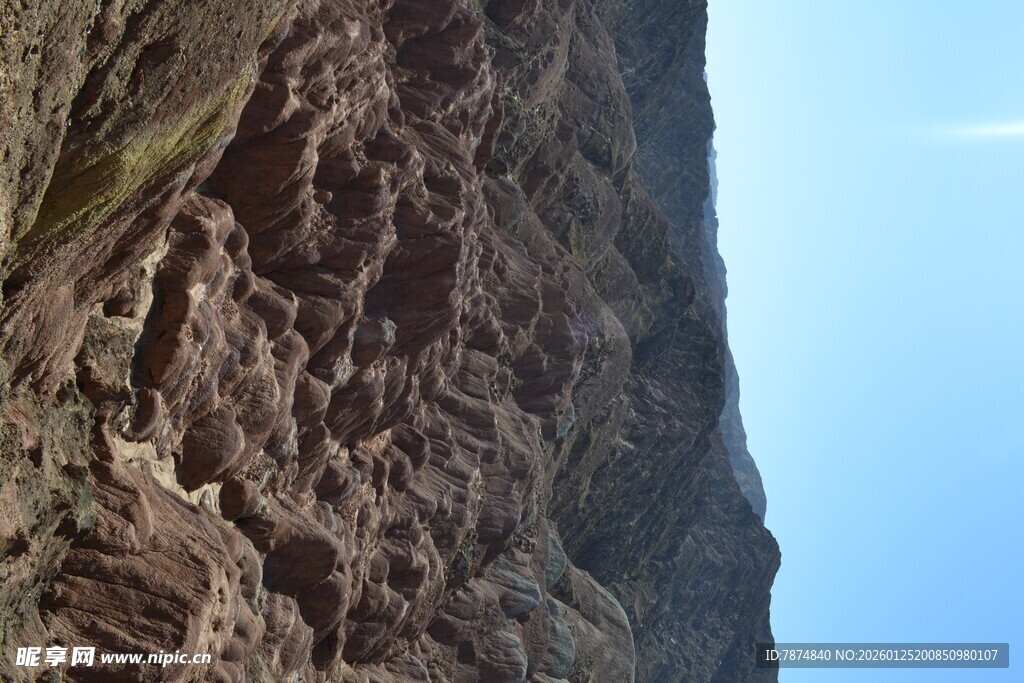 陡峭岩壁仰视图