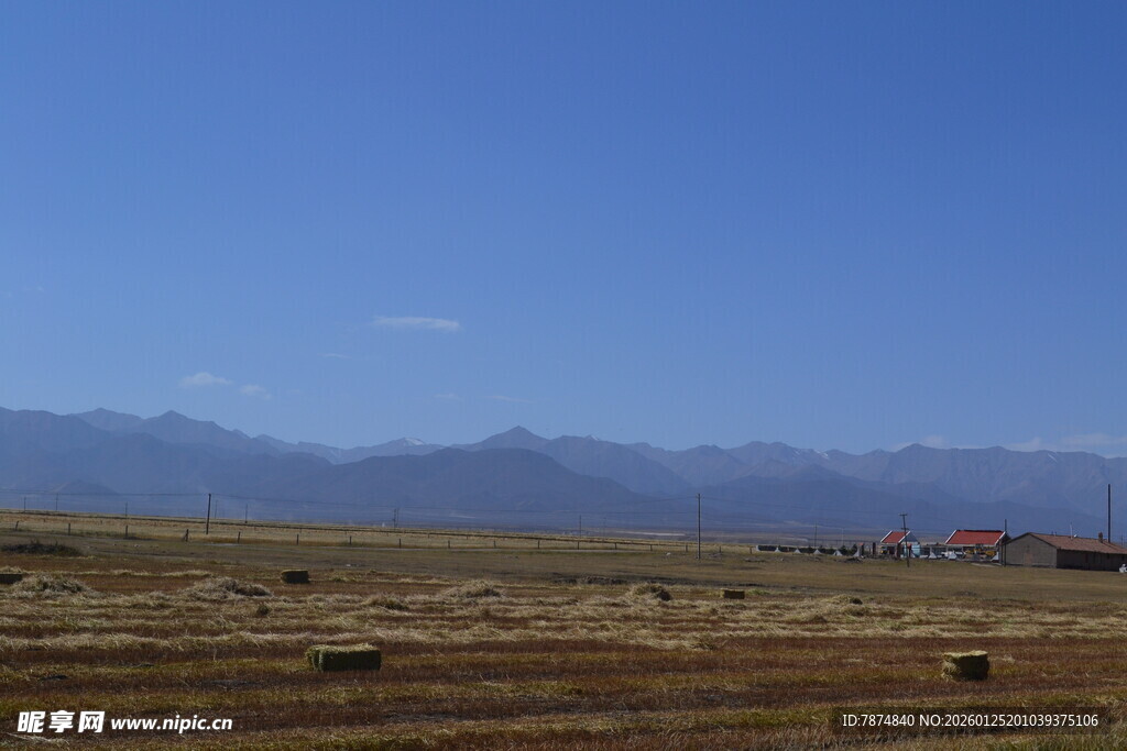 广袤田野与远处山峦风光