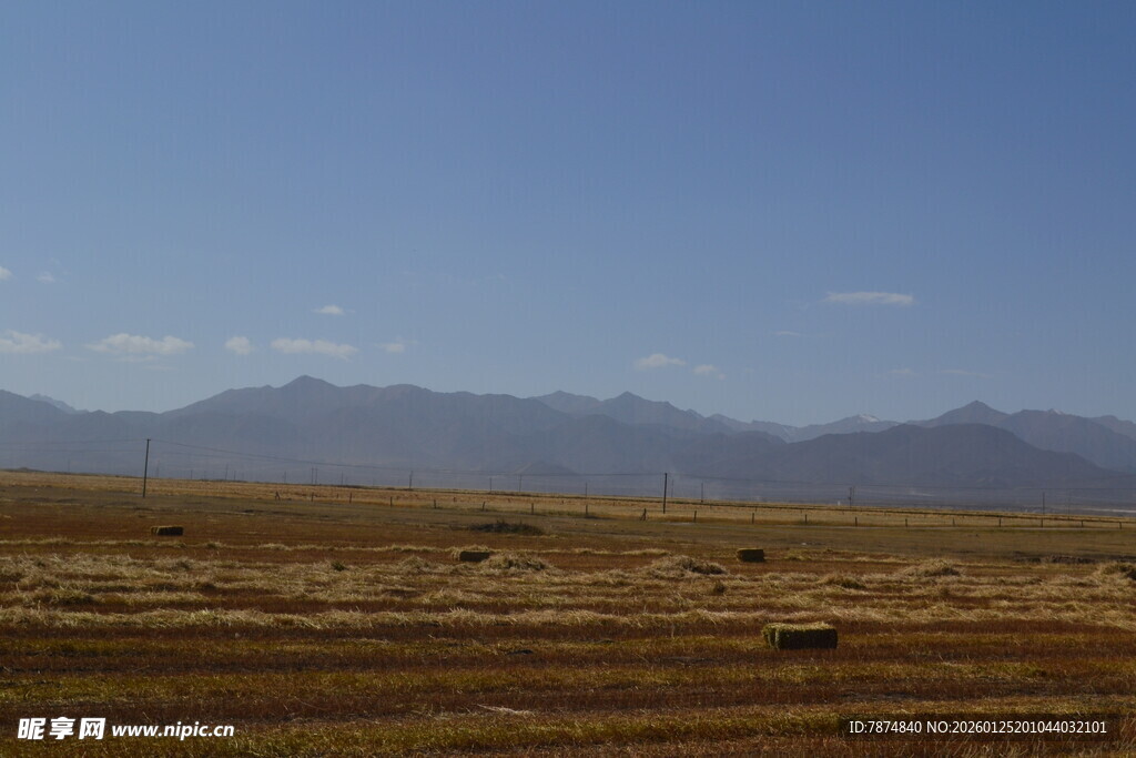 广袤旷野与远处山峦
