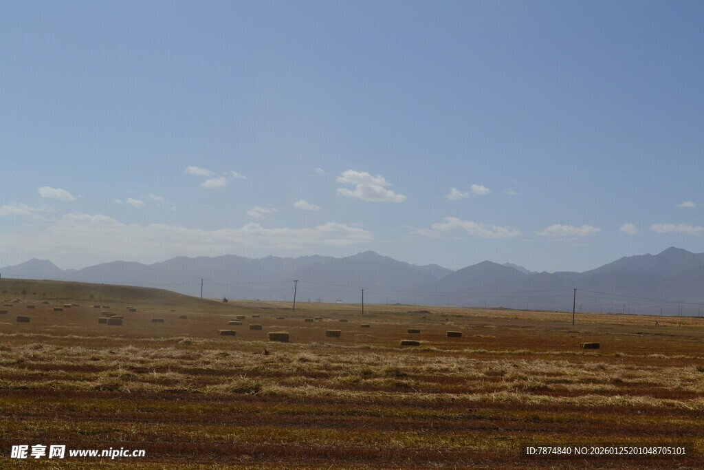 广袤荒原与远处山峦