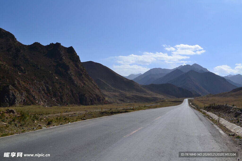 蜿蜒公路旁的壮丽山景