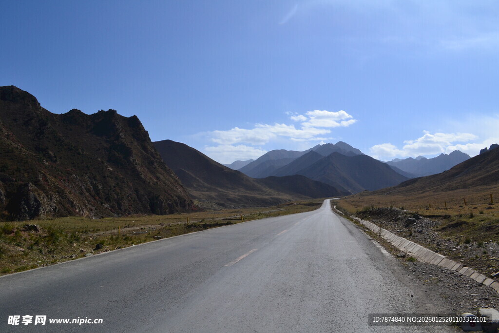 蜿蜒公路穿行于壮丽山川