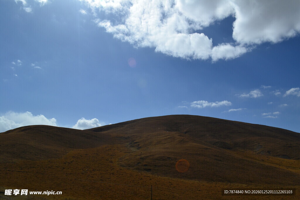 蓝天之下的山丘风光