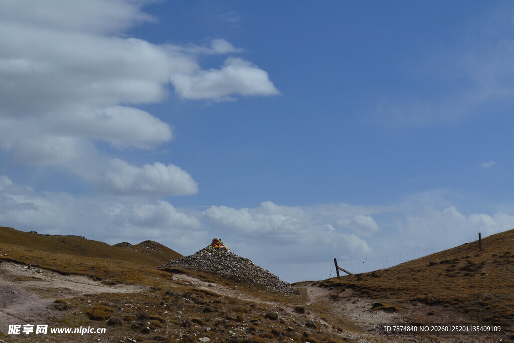旷野蓝天 山间开阔景致