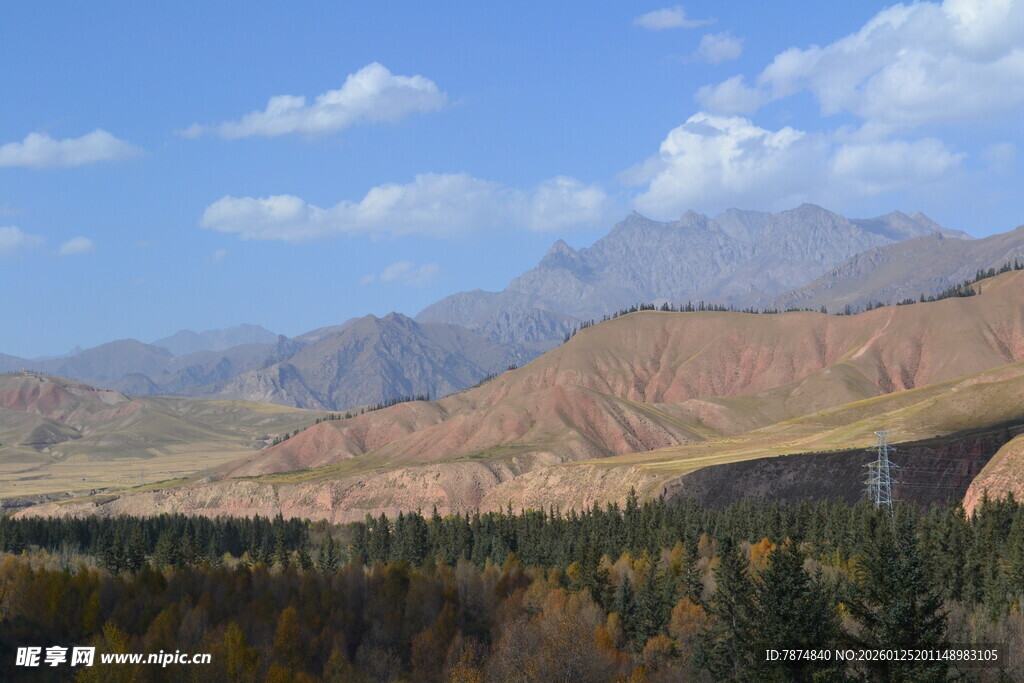 秋日山林与远处山峦美景