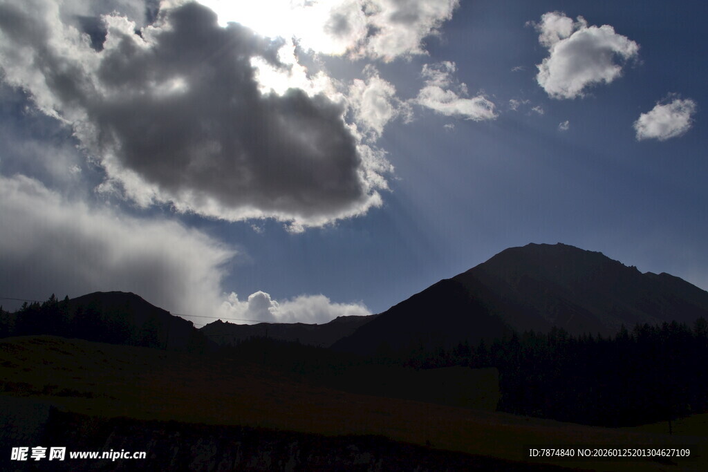 蓝天白云下的山峦美景