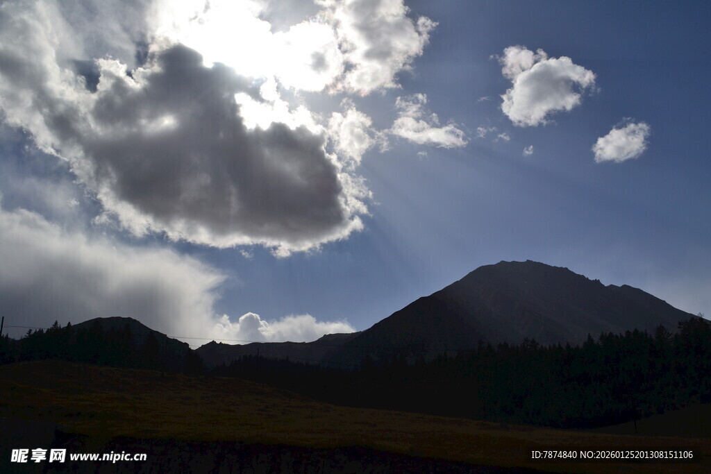 山间云遮日的壮丽景致