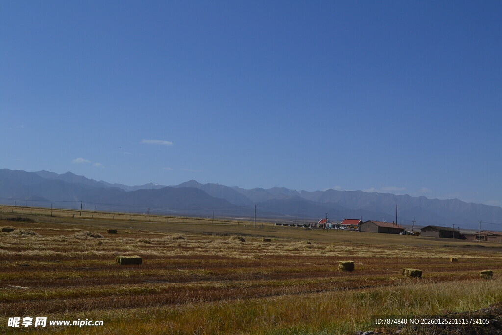 广袤田野与远处山峦风光