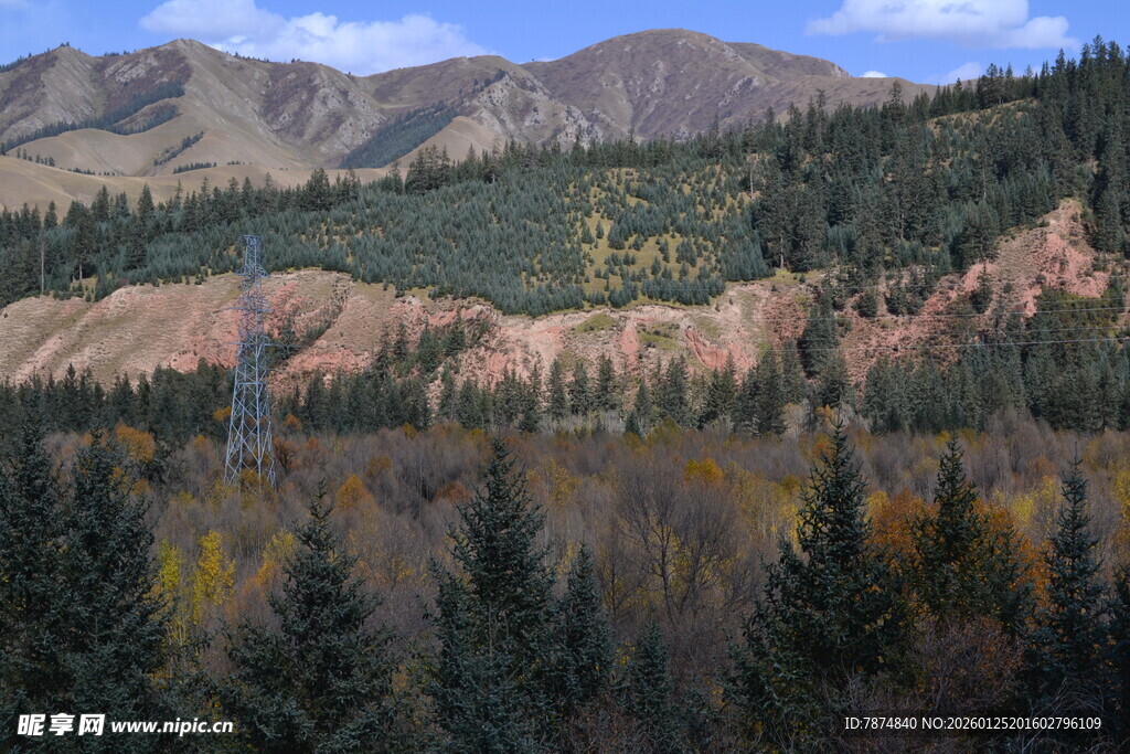 秋日山林间的壮丽山峦