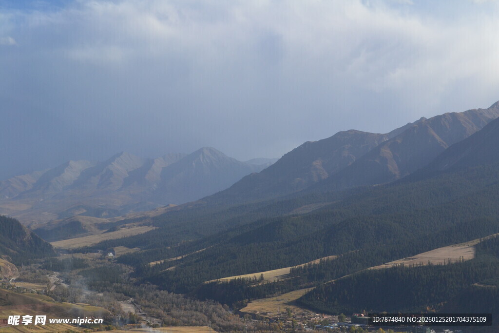 壮丽山间风景俯瞰图