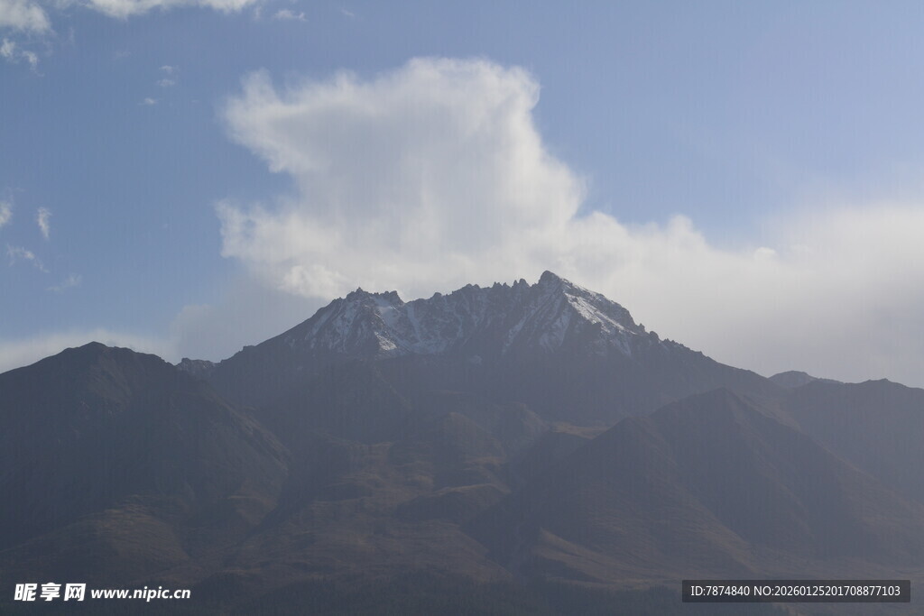 巍峨雪山映蓝天