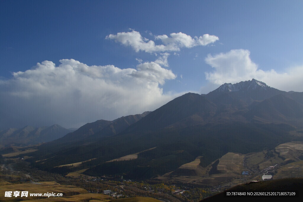 壮丽山景与蓝天白云
