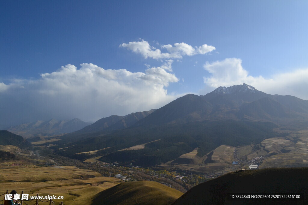 壮丽山景与蓝天白云