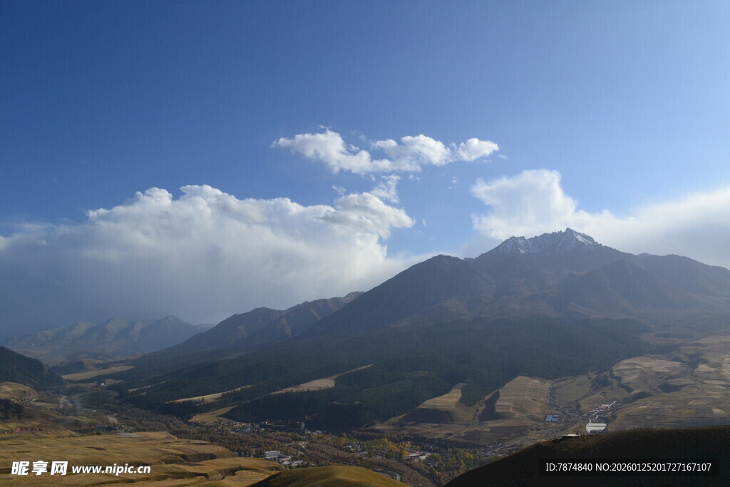 壮丽山景与蓝天白云