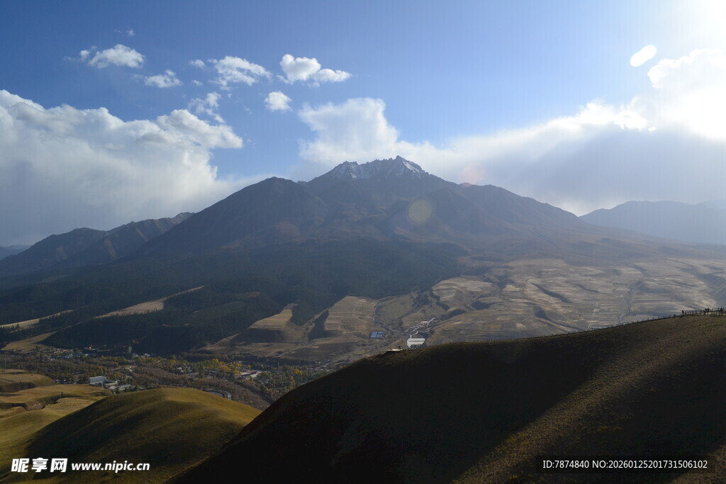 壮丽山景与蓝天白云