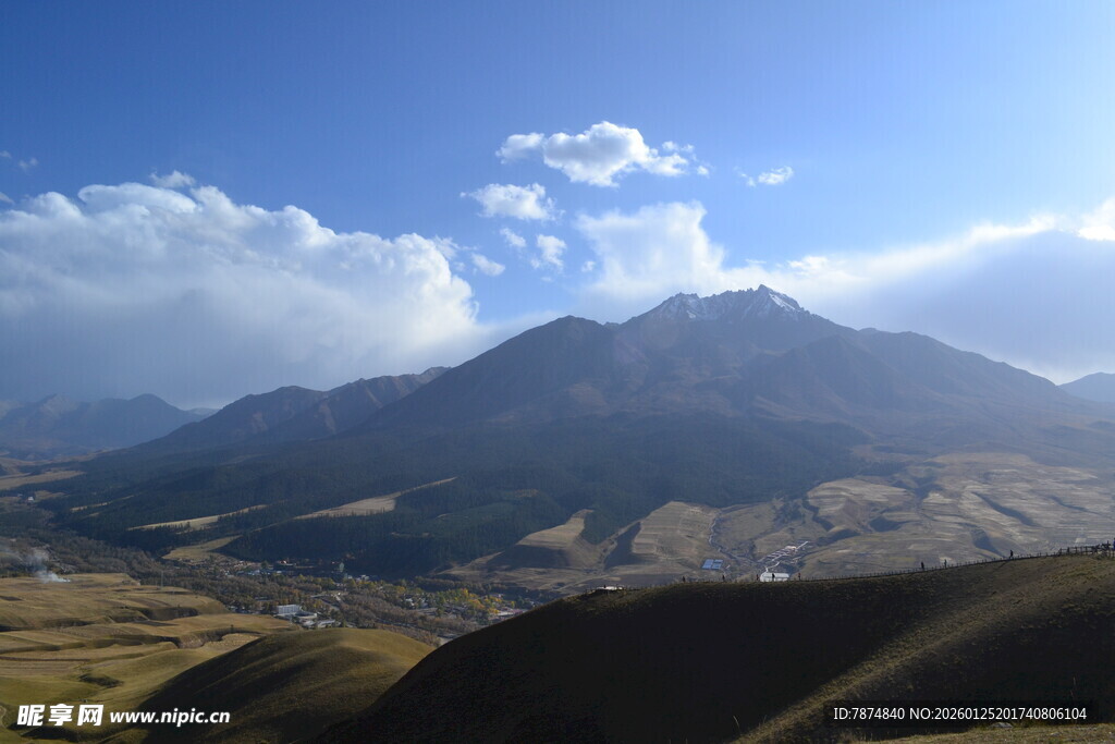 壮丽山景 蓝天白云相伴