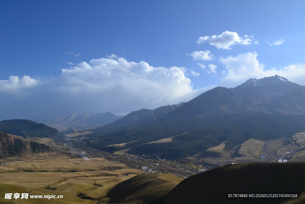 壮丽山景 蓝天白云作伴