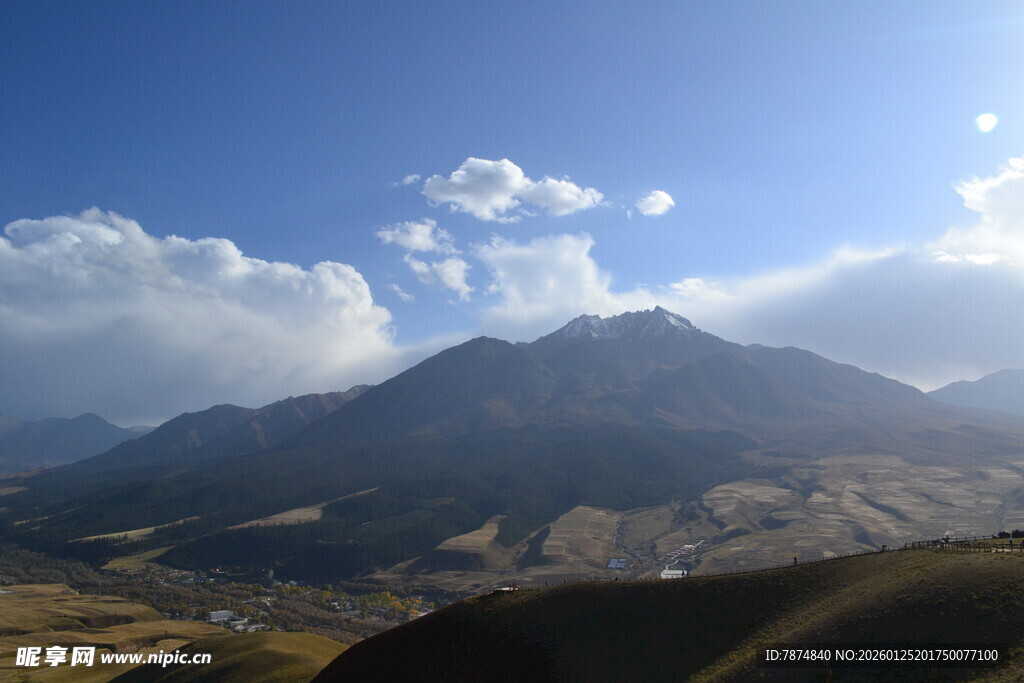 壮丽山景 蓝天白云相伴