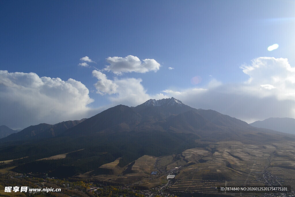 壮丽山景与蓝天白云