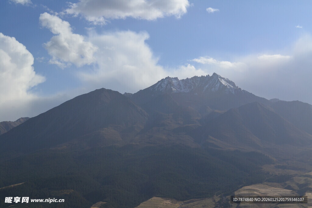 壮丽巍峨的高山景观