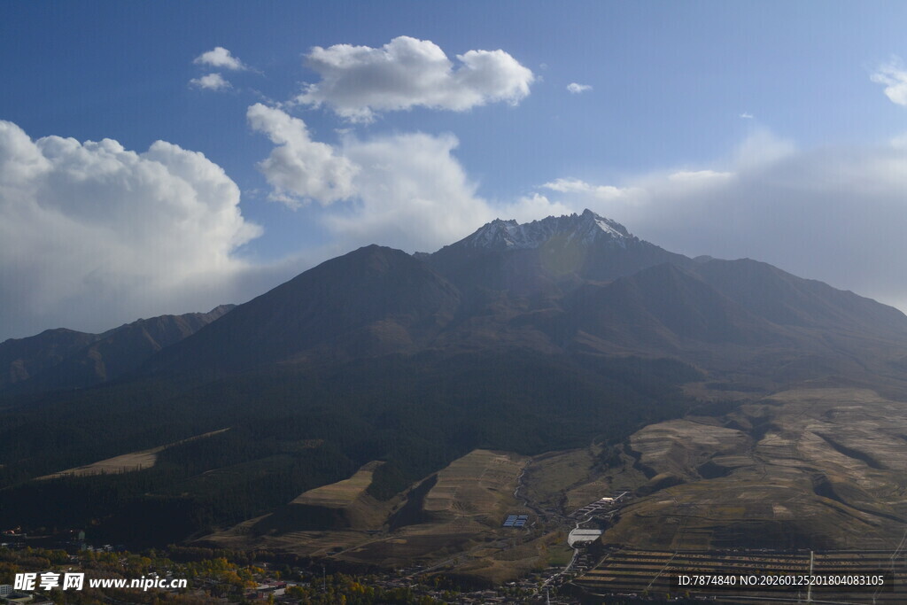 壮丽山景与蓝天白云
