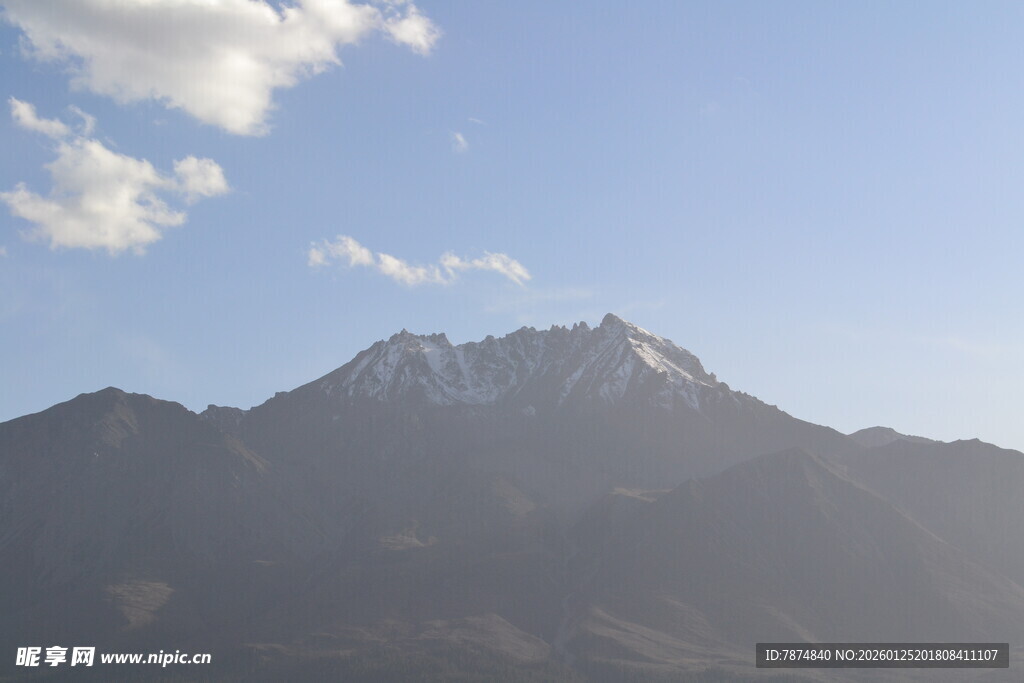 巍峨雪山映蓝天