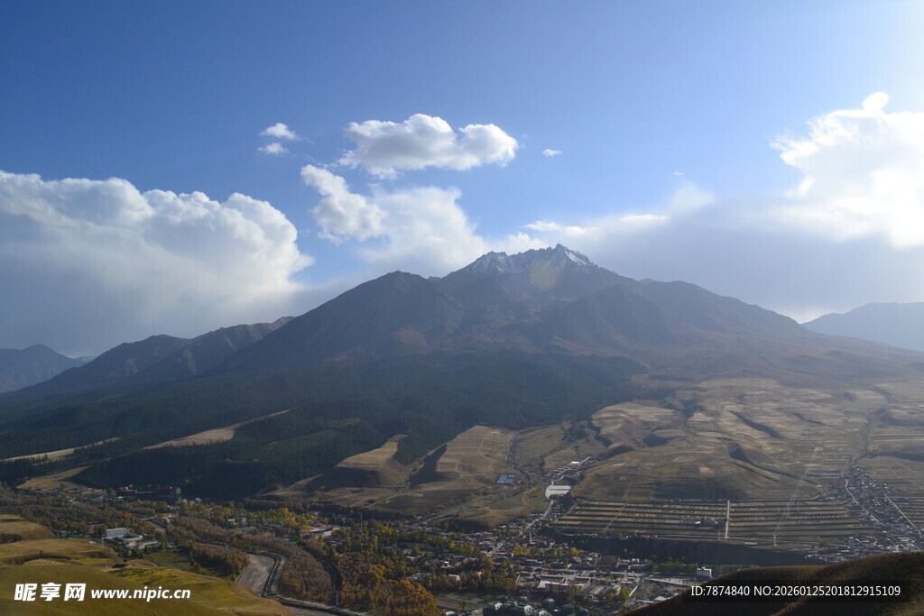 壮丽山景与蓝天白云