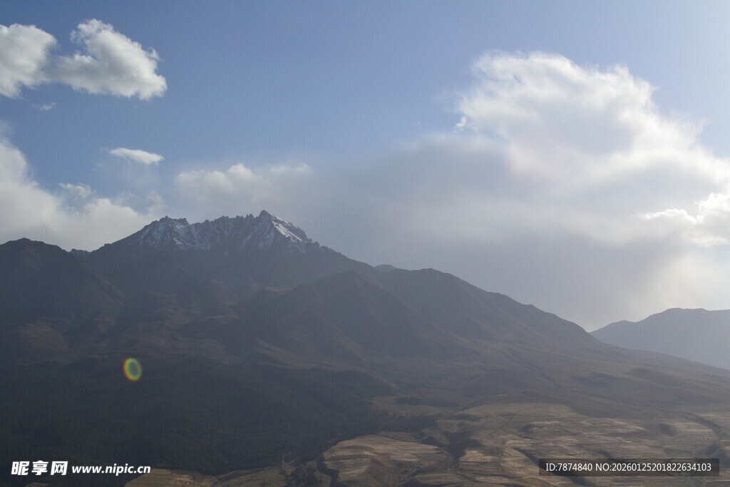 壮丽山峦与蓝天白云