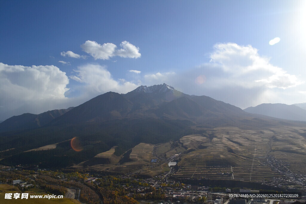 壮丽山景与蓝天白云