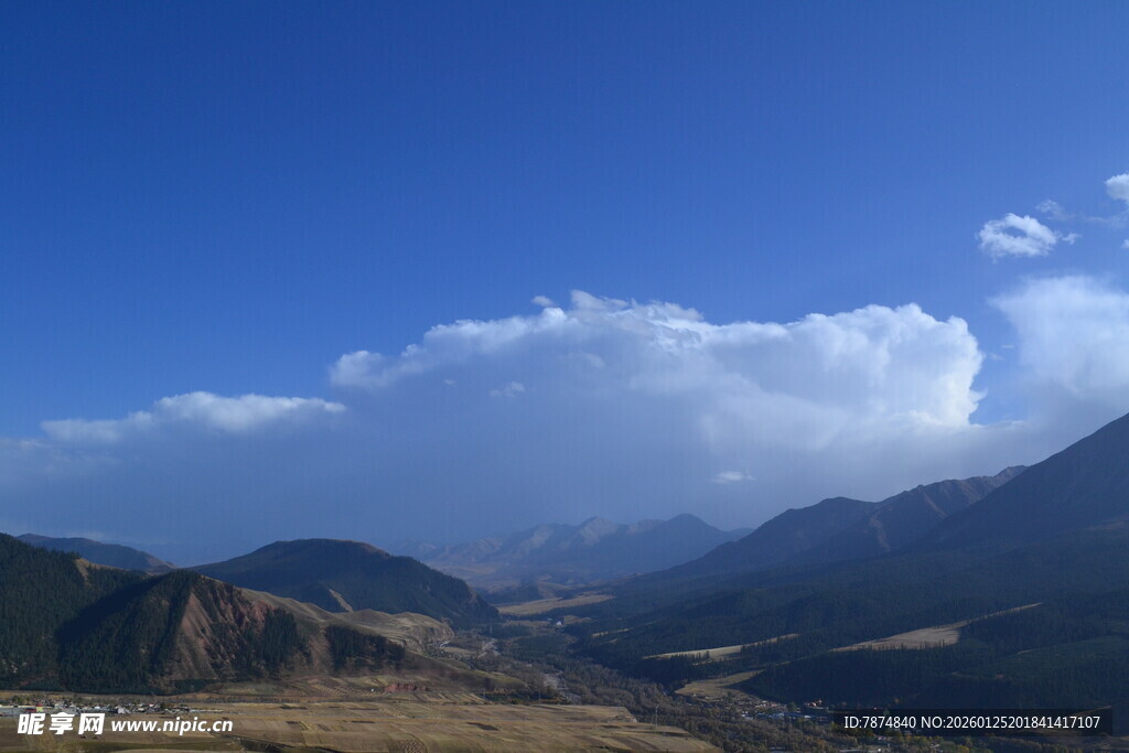 壮丽山景与蓝天白云