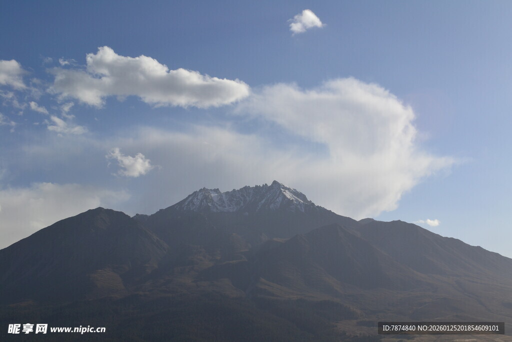 壮丽山景与天空云彩