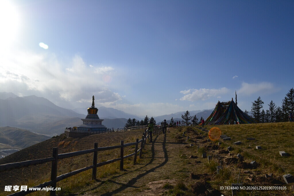 山间美景 围栏与远处建筑