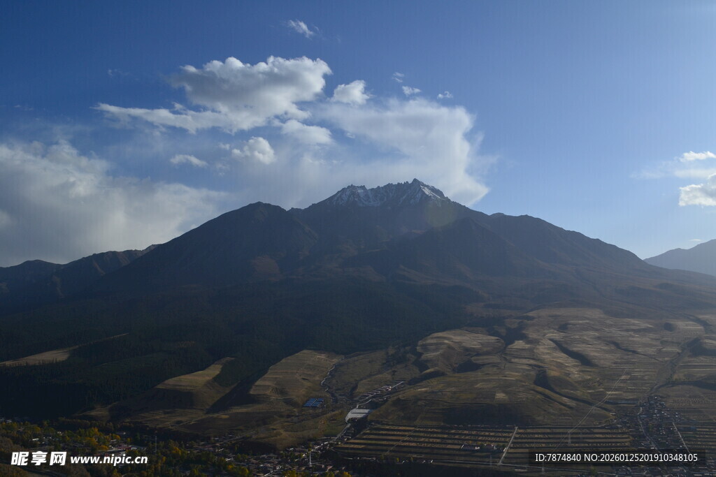 壮丽高山蓝天美景